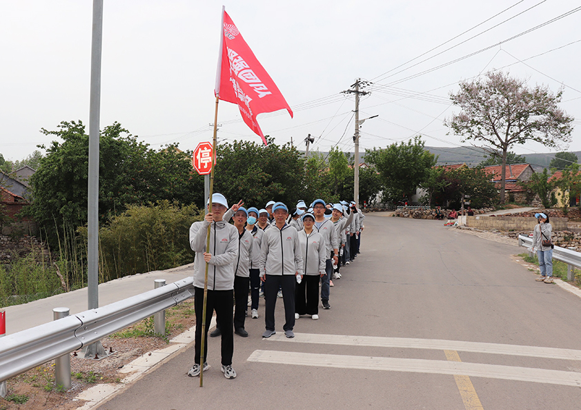 博陽機(jī)械舉行“凝聚堅(jiān)強(qiáng)團(tuán)隊(duì) 攜手勇攀高峰”徒步登山活動(dòng)